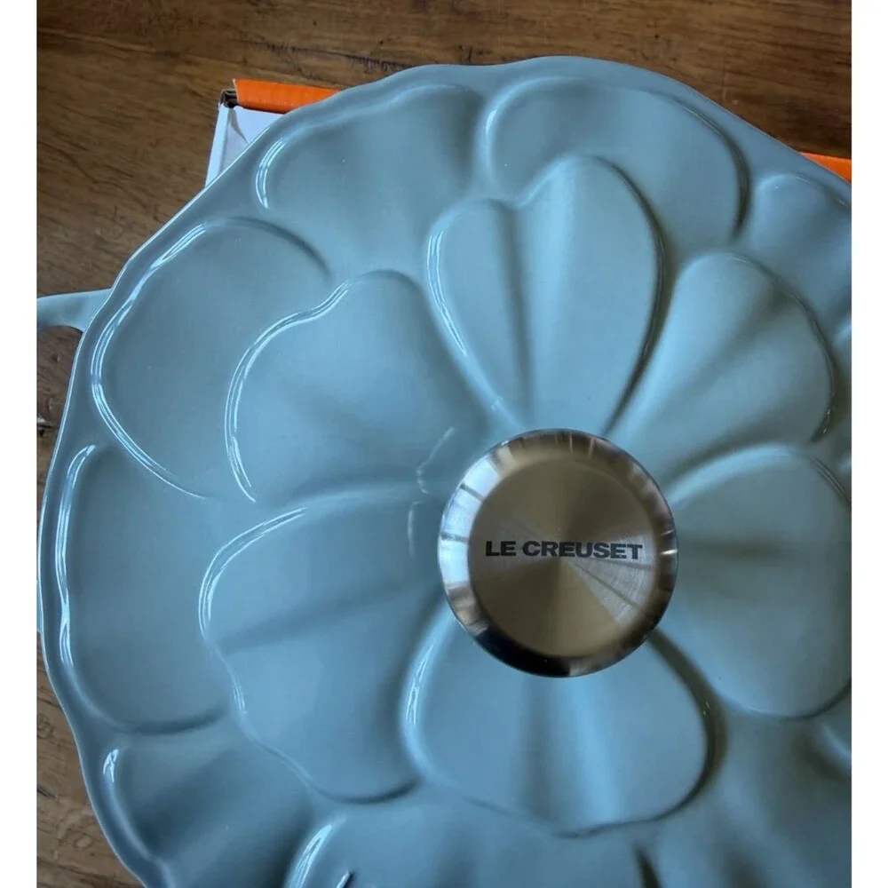 Le Creuset Enameled Cast Iron Round Petal Soup Pot 26 cm 4.5 qt Sea Salt NEW NIB